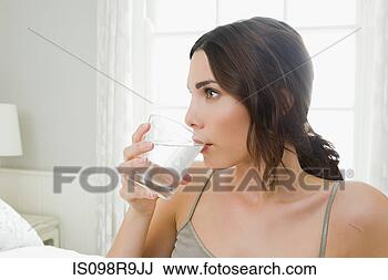 Banco de Imagem - jovem, mulher, 
bebendo, água. 
fotosearch - busca 
de fotos, imagens 
e clipart