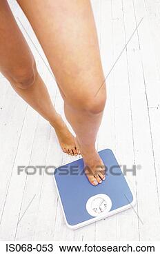 Banque de Photo - femme, marcher, 
balances. fotosearch 
- recherchez des 
photos, des images 
et des cliparts