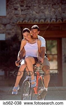 Beeld - gelukkig paar, op, fietsje. Fotosearch - Zoek Stock Foto's, Beelden, Print Fotografieën en Foto-Clipart