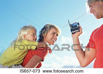 Banco de Imagem - pai,  filmando, 
 esposa,  filha. 
fotosearch - busca 
de fotos, imagens 
e clipart