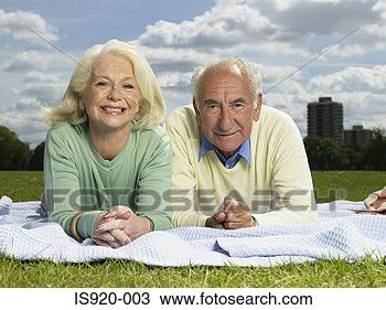 Banco de Imagem - idoso,  par,  
descansar,  parque. 
fotosearch - busca 
de fotos, imagens 
e clipart