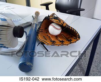 Banco de Imagem - basebol,  equipamento, 
 escrivaninha. 
fotosearch - busca 
de fotos, imagens 
e clipart
