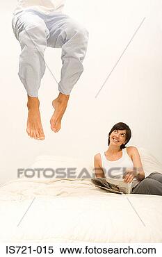 Banco de Imagem - mulher,  observar, 
 marido,  salto, 
 cama. fotosearch 
- busca de fotos, 
imagens e clipart