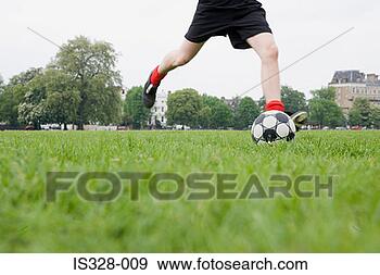 Hazır Fotoğraf - bacaklar,  futbolcu. 
fotosearch - foto, 
resim, görüntü 
ve foto klipart 
ara