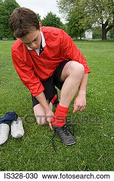 Hazır Fotoğraflar - futbolcu,  koyuyor, 
 otel ayakkabi 
boyacisi. fotosearch 
- foto, resim, 
görüntü ve foto 
klipart ara