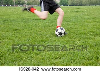 Hazır Fotoğraf - futbolcu,  tekmeliyor, 
 top. fotosearch 
- foto, resim, 
görüntü ve foto 
klipart ara