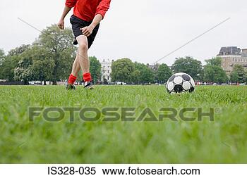 Hazır Görüntü - futbolcu,  yaklaşıyor, 
 futbol. fotosearch 
- foto, resim, 
görüntü ve foto 
klipart ara