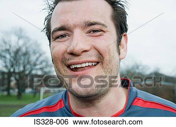 Hazır Fotoğraf - güleryüzlü,  futbolcu. 
fotosearch - foto, 
resim, görüntü 
ve foto klipart 
ara