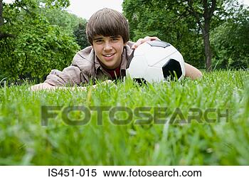 Banco de Imagem - adolescente,  
menino,  futebol, 
 parque. fotosearch 
- busca de fotos, 
imagens e clipart