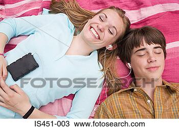 Banco de Imagem - adolescente,  
par,  escutar, 
 mp3,  jogador. 
fotosearch - busca 
de fotos, imagens 
e clipart