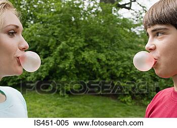 Banco de Imagem - adolescente,  
par,  soprando, 
 bolha,  gengiva, 
 bolhas. fotosearch 
- busca de fotos, 
imagens e clipart
