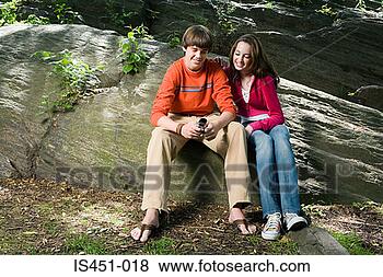 Banco de Imagem - adolescente,  
par,  usando, 
 celular,  telefone. 
fotosearch - busca 
de fotos, imagens 
e clipart