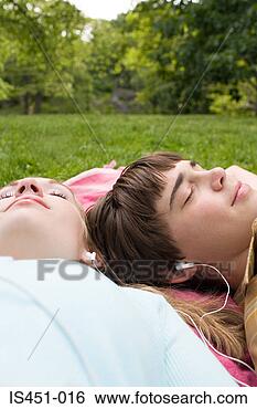 Banco de Imagem - adolescentes, 
 escutar,  mp3, 
 jogador. fotosearch 
- busca de fotos, 
imagens e clipart