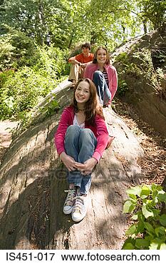 Foto - três,  adolescentes, 
 sentando,  floresta. 
fotosearch - busca 
de fotos, imagens 
e clipart