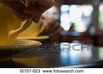 Banco de Imagem - pessoa,  segurando, 
 café,  copo. 
fotosearch - busca 
de fotos, imagens 
e clipart