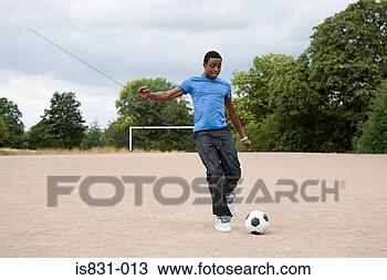 图吧 - 青少年男孩, 玩足球 is831-013 - 搜索图象