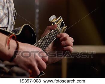 Banco de Imagem - homem,  tocando, 
 guitarra. fotosearch 
- busca de fotos, 
imagens e clipart