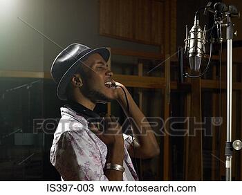 Banco de Imagem - jovem,  homem, 
 cantando. fotosearch 
- busca de fotos, 
imagens e clipart