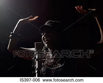 Banco de Imagem - jovem,  mulher, 
 cantando. fotosearch 
- busca de fotos, 
imagens e clipart