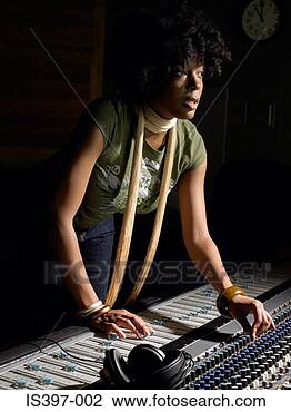 Banco de Imagem - mulher,  usando, 
 misturando,  
escrivaninha. 
fotosearch - busca 
de fotos, imagens 
e clipart