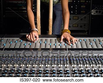 Arquivo de Fotografias - mulher,  usando, 
 misturando,  
escrivaninha. 
fotosearch - busca 
de fotos, imagens 
e clipart