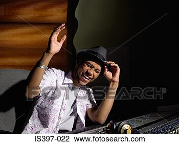 Banco de Imagem - música,  produtor. 
fotosearch - busca 
de fotos, imagens 
e clipart