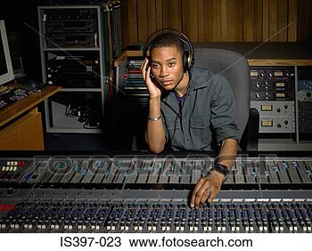 Banco de Imagem - música,  produtor. 
fotosearch - busca 
de fotos, imagens 
e clipart