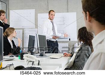 Banco de Imagem - homem,  dar,  
apresentação, 
 colegas. fotosearch 
- busca de fotos, 
imagens e clipart