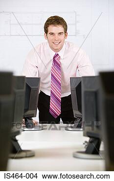 Banco de Imagem - homem,  escritório. 
fotosearch - busca 
de fotos, imagens 
e clipart
