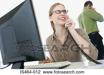 Banco de Imagem - mulher,  telefone, 
 escritório. fotosearch 
- busca de fotos, 
imagens e clipart