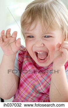 girl-screaming_~ih037032.jpg