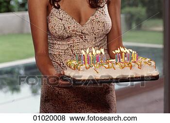 When a man said: today it's my birthay, what is your answer? Femme-tenue-gateau_~01020008