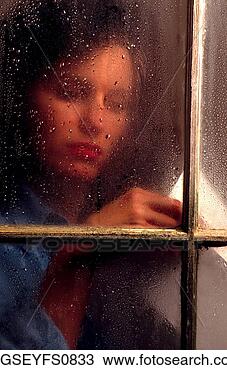 Banco de Imagem - triste, menina,  chuvoso, janela.  fotosearch - busca  de fotos, imagens  e clipart