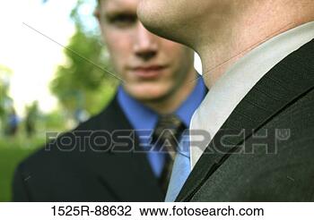 Banco de Imagem - homem negócios, 
  stealthily, 
  olhar,   atrás 
de,   outro,  
 homem. fotosearch 
- busca de fotos, 
imagens e clipart
