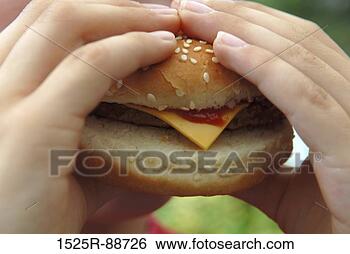 Banco de Imagem - close-up,  pessoa, 
 mãos,  segurando, 
 cheeseburger. 
fotosearch - busca 
de fotos, imagens 
e clipart