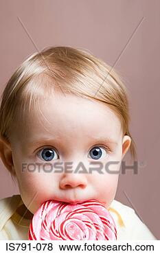 Banque de Photo - bébé, girl, manger, 
sucette. fotosearch 
- recherchez des 
photos, des images 
et des cliparts