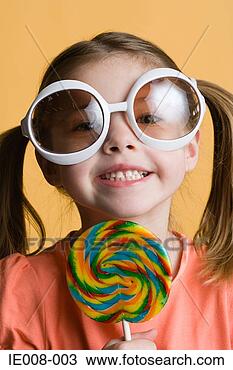 girl-lollipop-big_~IE008-003.jpg