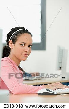 Banco de Imagem - menina,  usando, 
 computador. fotosearch 
- busca de fotos, 
imagens e clipart