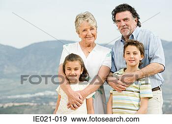 Arquivo Fotográficos - avós,  grandchildren. 
fotosearch - busca 
de fotos, imagens 
e clipart