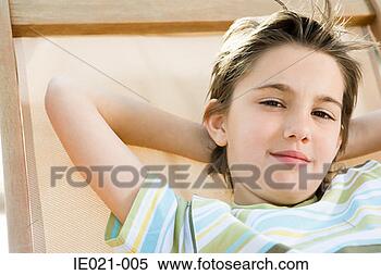 Banco de Imagem - menino,  relaxante. 
fotosearch - busca 
de fotos, imagens 
e clipart