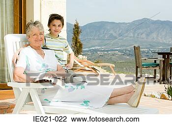 Banco de Imagem - mulher,  neto, 
 ao ar livre. 
fotosearch - busca 
de fotos, imagens 
e clipart