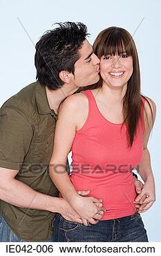 Banco de Imagem - homem,  beijando, 
 mulher,  bochecha. 
fotosearch - busca 
de fotos, imagens 
e clipart