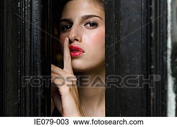 mujer-dedo-boca_%7EIE079-003.jpg