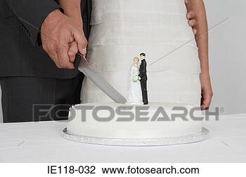 Banco de Imagem - newlyweds,  corte, 
 casório,  bolo. 
fotosearch - busca 
de fotos, imagens 
e clipart