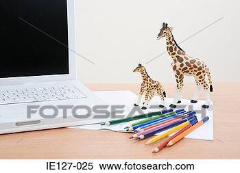 Banco de Imagem - laptop,  girafa, 
 coloração,  lápis, 
 caderno. fotosearch 
- busca de fotos, 
imagens e clipart