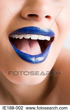 Banque de Photo - femme,  porter,
bleu,  rouge
l�vres. fotosearch
- recherchez des
photos, des images
et des cliparts