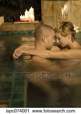 Arquivo de Fotografia - jovem,  par,  
abraçar. fotosearch 
- busca de fotos, 
imagens e clipart