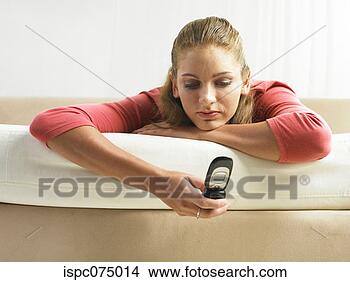 Banco de Imagem - mulher,  text-messaging, 
 telefone. fotosearch 
- busca de fotos, 
imagens e clipart