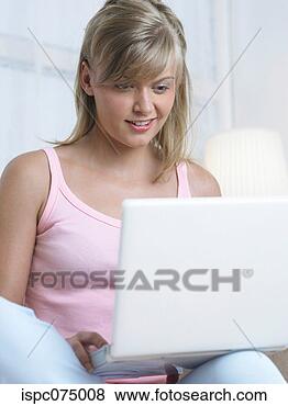 Banco de Imagem - mulher,  usando, 
 laptop. fotosearch 
- busca de fotos, 
imagens e clipart