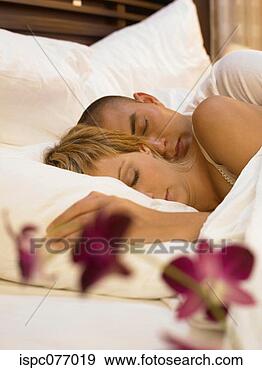 Arquivo Fotográficos - mulher,  dormir, 
 cama. fotosearch 
- busca de fotos, 
imagens e clipart